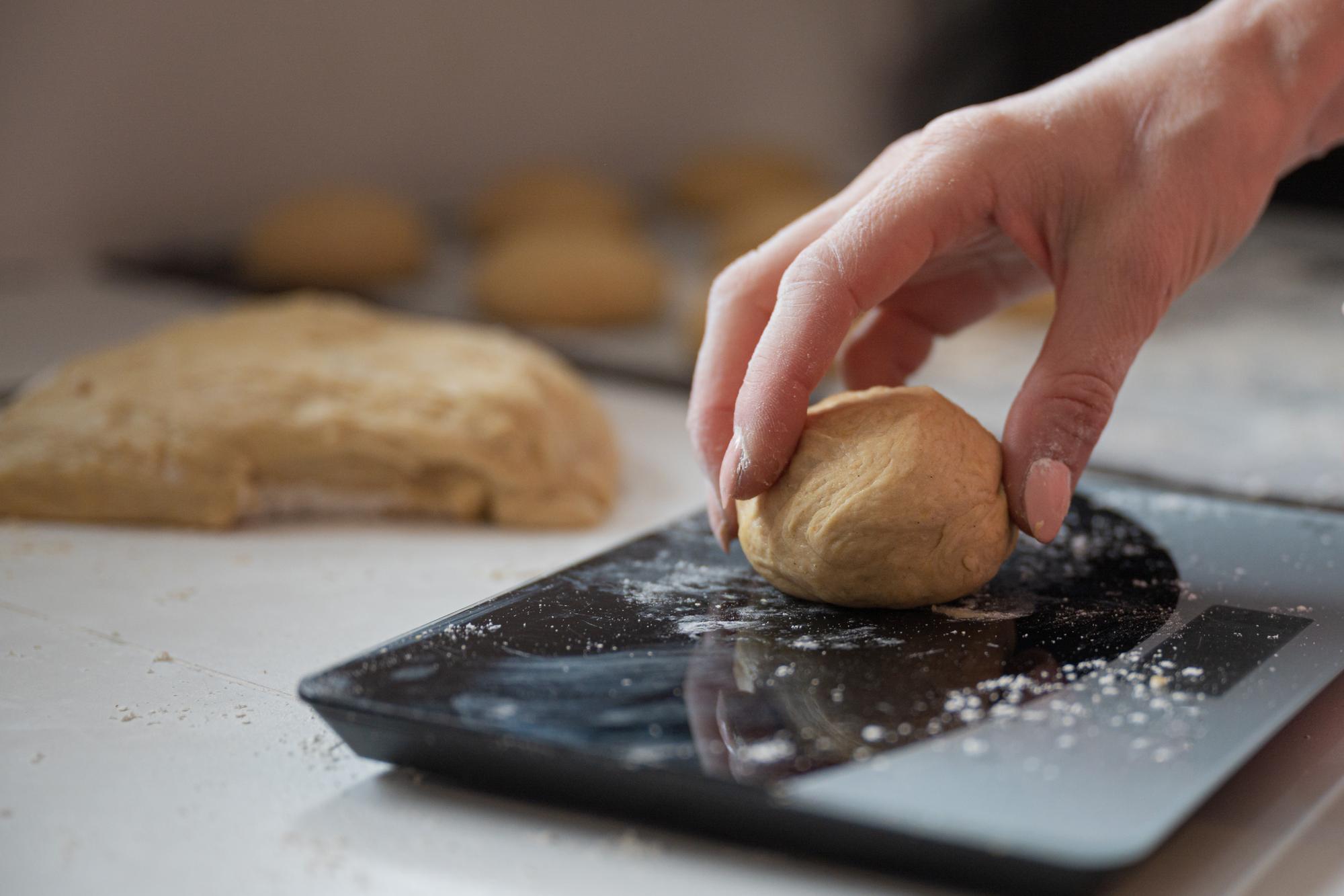 Dettaglio mani che impastano nella cucina