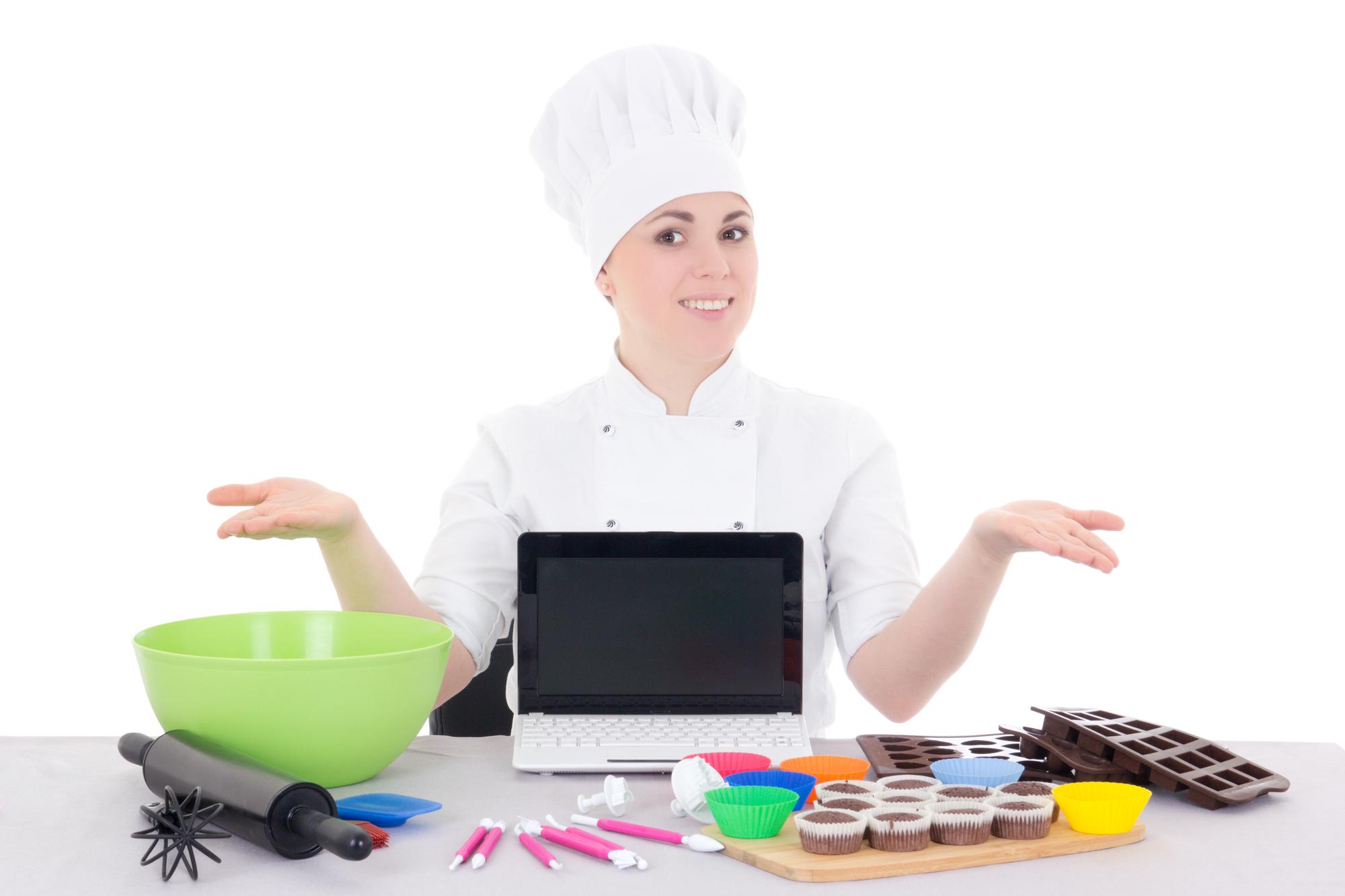 Chef che insegna in una cucina moderna